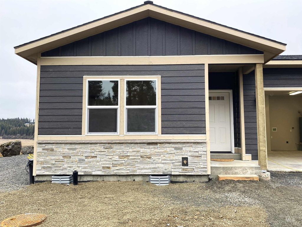 Photo of 401 Highline Lane, Potlatch, ID 83855 (MLS # 98967237)