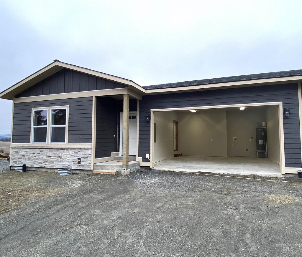 Photo of 401 Highline Lane, Potlatch, ID 83855 (MLS # 98967237)