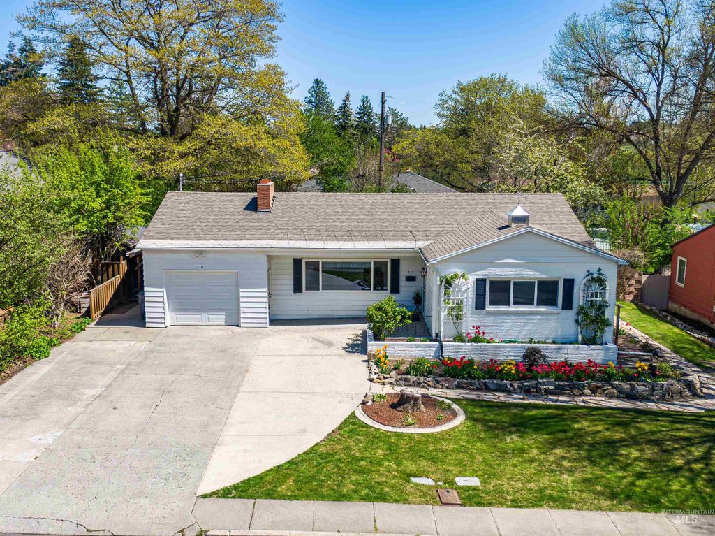 Photo of 210 N Garfield St, Moscow, ID 83843 (MLS # 98985260)