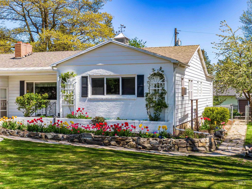 Photo of 210 N Garfield St, Moscow, ID 83843 (MLS # 98985260)