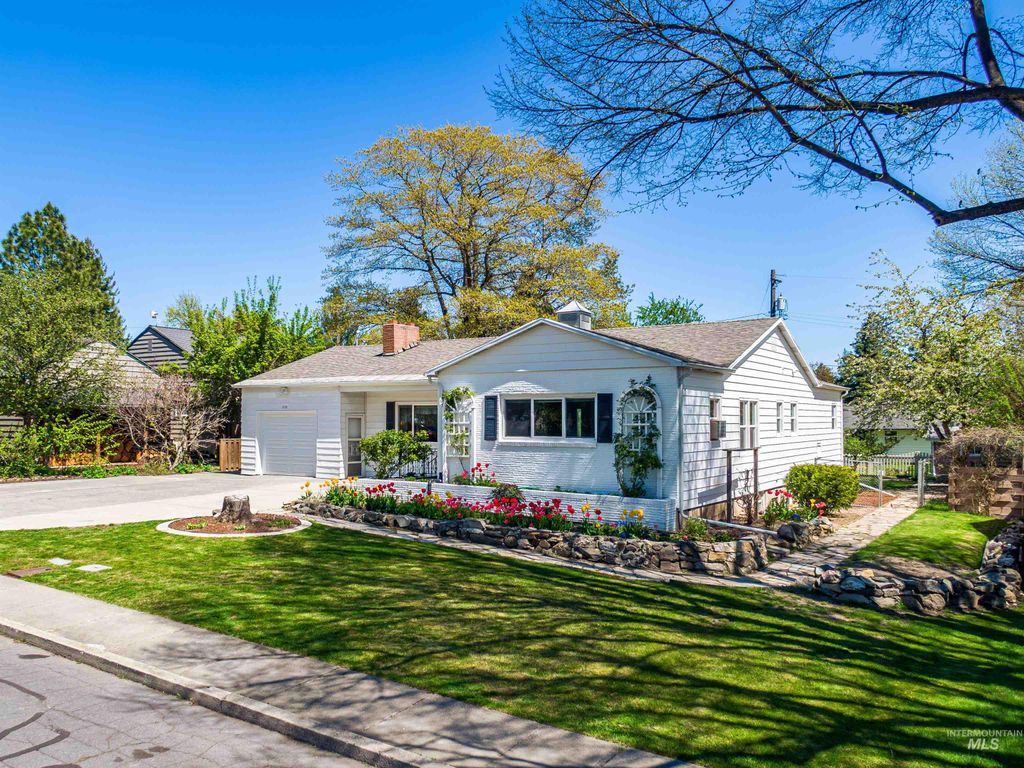Photo of 210 N Garfield St, Moscow, ID 83843 (MLS # 98985260)