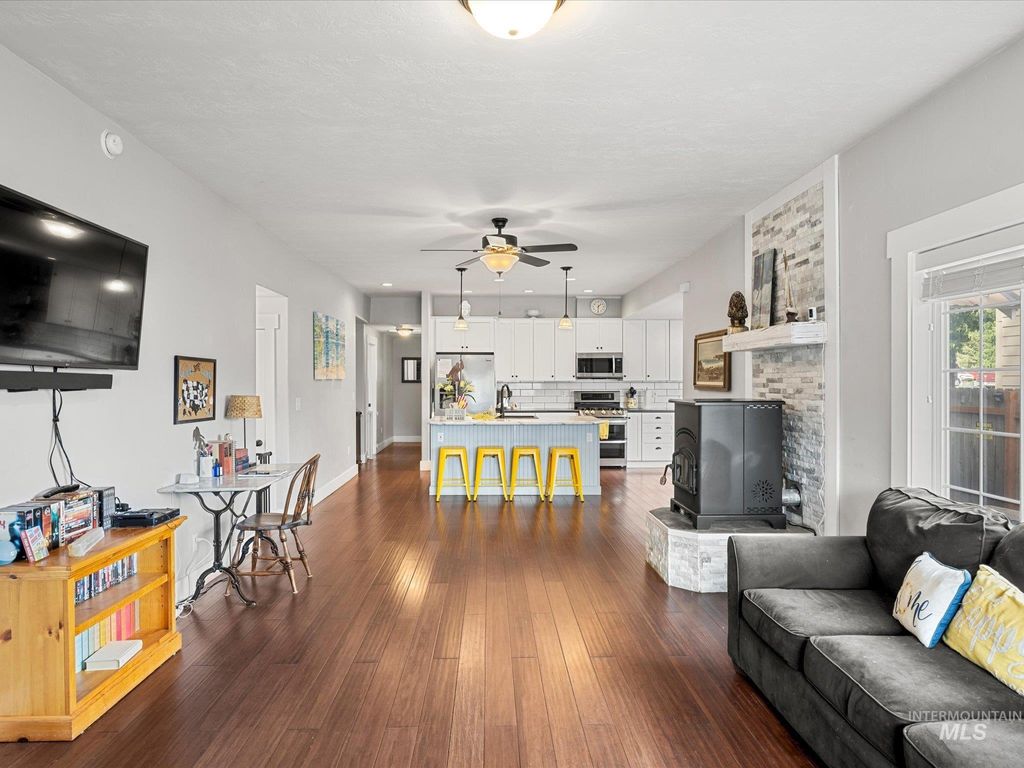 Photo of 209 S Front St, Cascade, ID 83611 (MLS # 98985913)