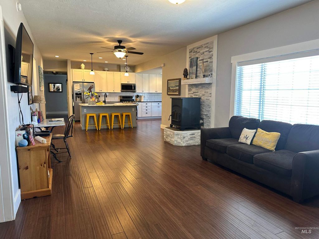 Photo of 209 S Front St, Cascade, ID 83611 (MLS # 98985913)