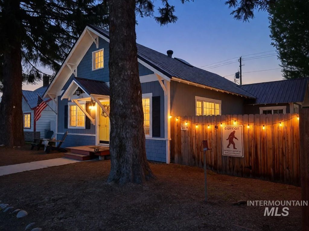 Photo of 209 S Front St, Cascade, ID 83611 (MLS # 98985913)