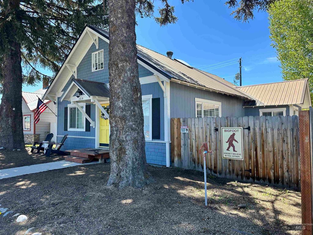 Photo of 209 S Front St, Cascade, ID 83611 (MLS # 98985913)