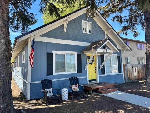 Photo of 209 S Front St, Cascade, ID 83611 (MLS # 98985913)