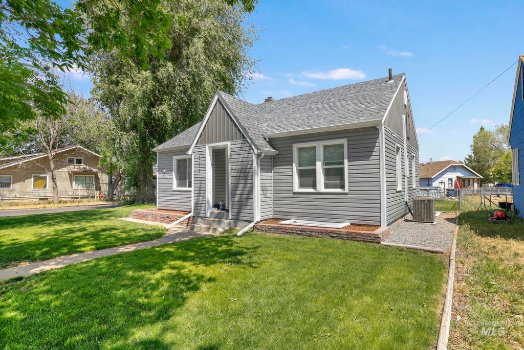 Photo of 605 4th Ave E, Twin Falls, ID 83301 (MLS # 98985815)