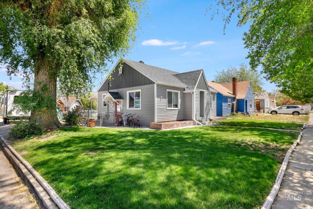 Photo of 605 4th Ave E, Twin Falls, ID 83301 (MLS # 98985815)