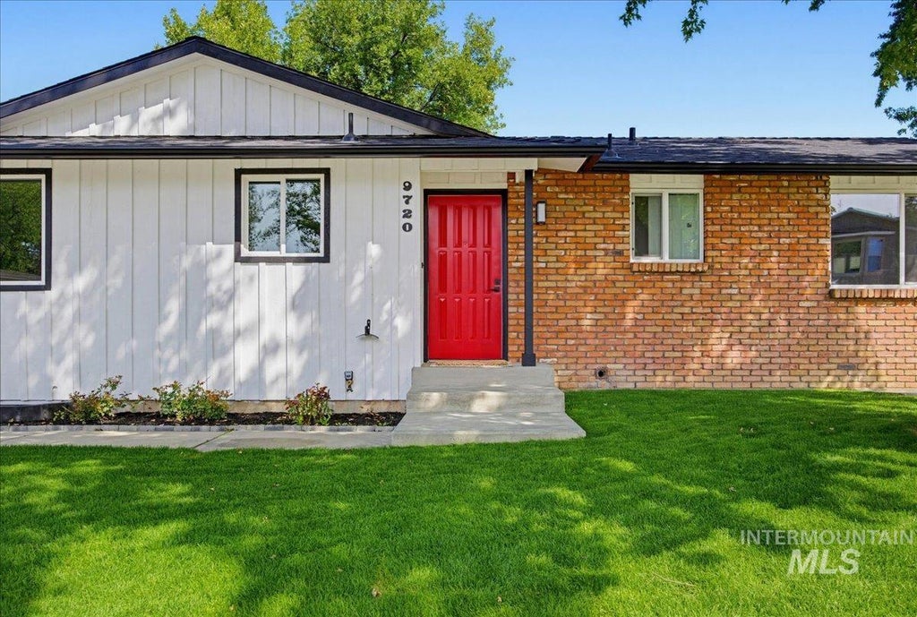 Photo of 9720 W Whirlaway DR, Boise, ID 83704 (MLS # 99000202)