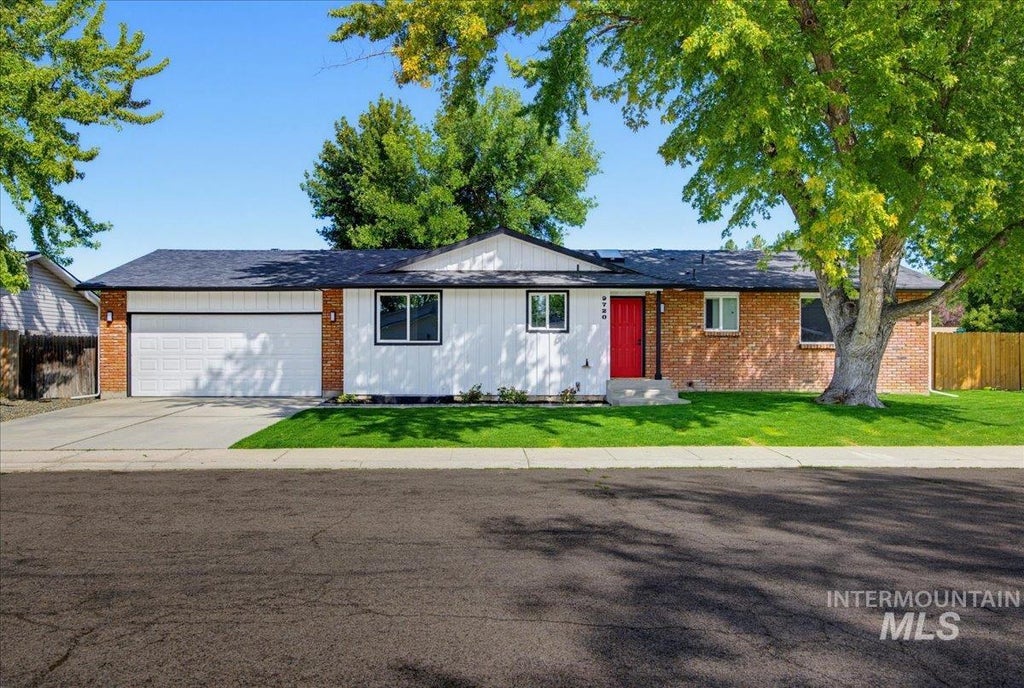 Photo of 9720 W Whirlaway DR, Boise, ID 83704 (MLS # 99000202)