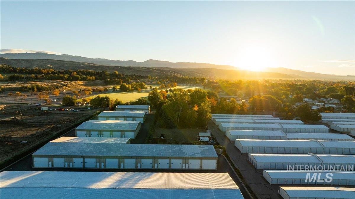Surrounding community with a mountain view