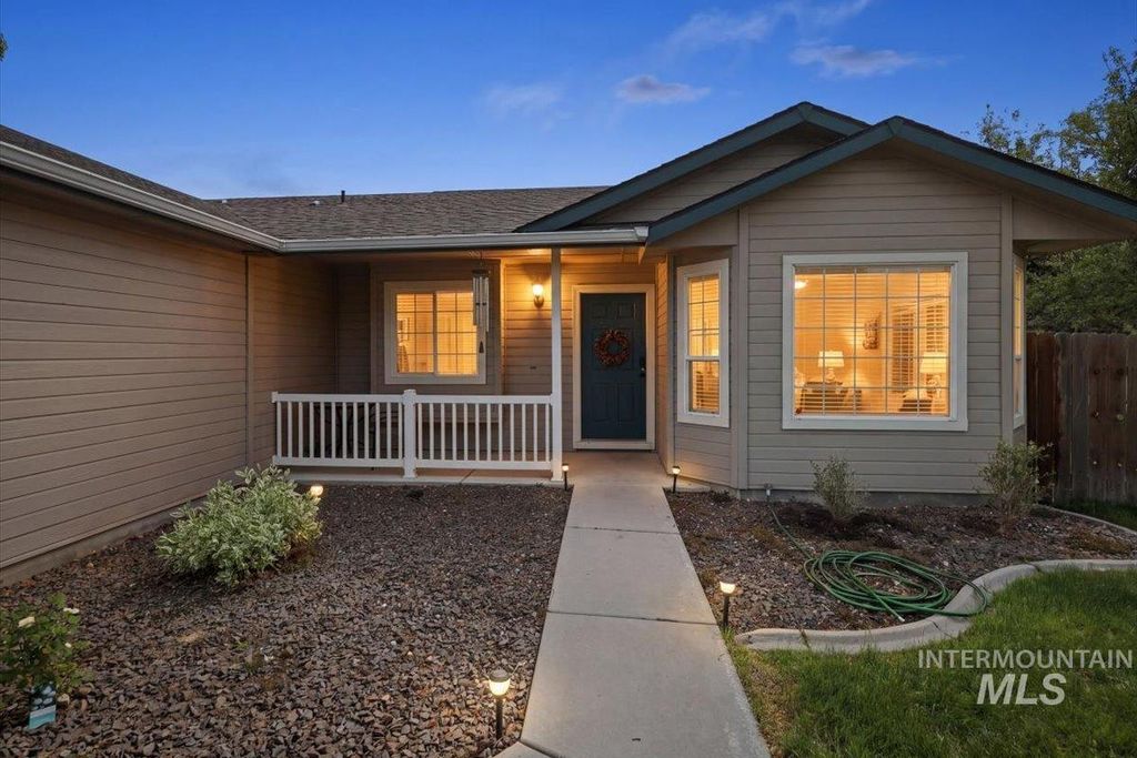 Photo of 16846 N Gentry Dr, Nampa, ID 83687 (MLS # 98985755)