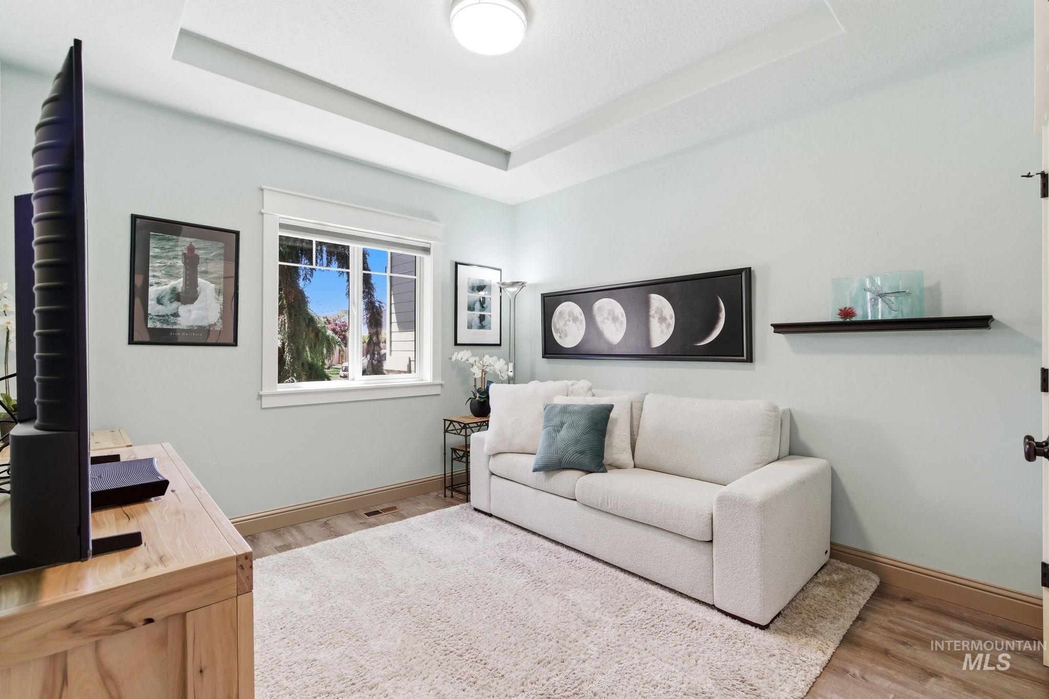 Recessed ceiling with central lighting fixture