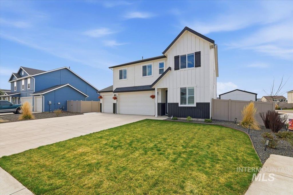Photo of 11195 Maroon Bells Dr, Caldwell, ID 83605 (MLS # 98980399)