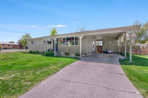 Photo of 321 Dennis Drive, Burley, ID 83318 (MLS # 98976560)