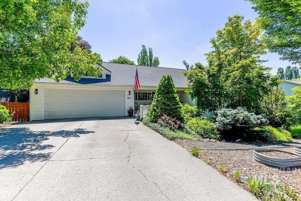 Photo of 801 Conestoga Dr, Moscow, ID 83843 (MLS # 98988176)