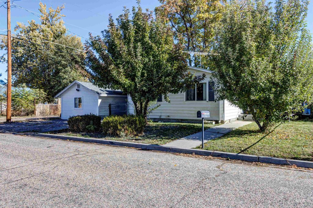 Photo of 15 S 15th St, Payette, ID 83661 (MLS # 98965963)