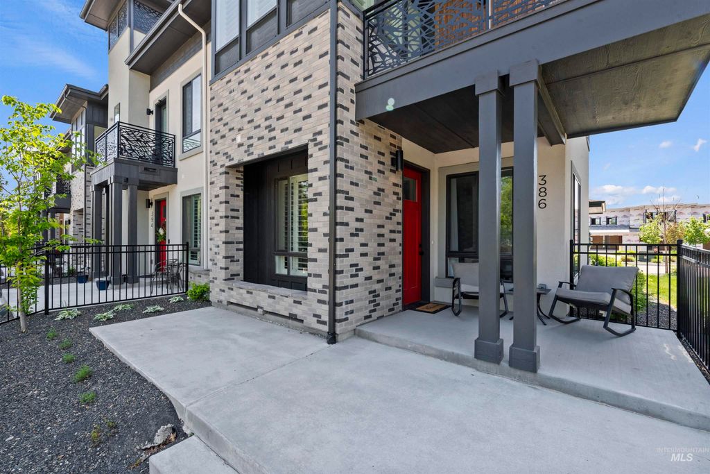 Photo of 386 E Presidio Ln, Eagle, ID 83616 (MLS # 98976848)