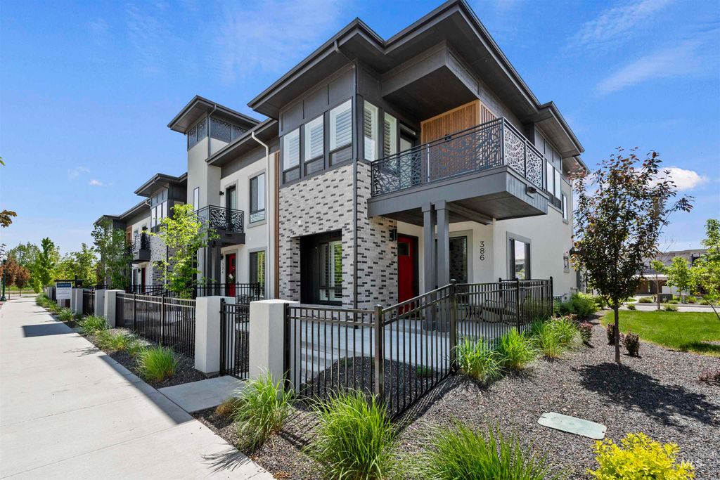 Photo of 386 E Presidio Ln, Eagle, ID 83616 (MLS # 98976848)