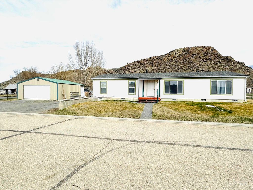 Photo of 1304 Young Field Ave, Jordan Valley, OR 97910 (MLS # 98978471)