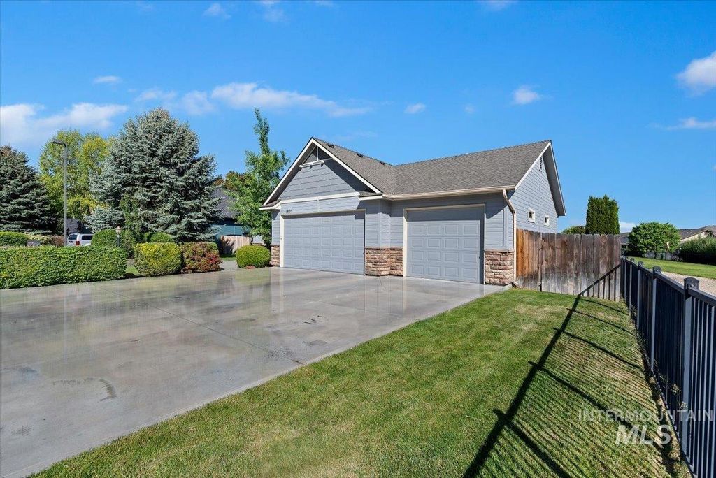 Photo of 1807 N Calaveras Dr, Kuna, ID 83634 (MLS # 98985956)