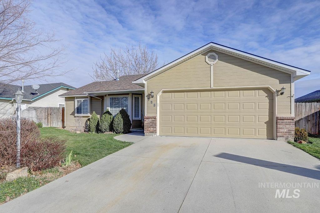 Photo of 998 E Chateau Dr, Meridian, ID 83646 (MLS # 98977693)