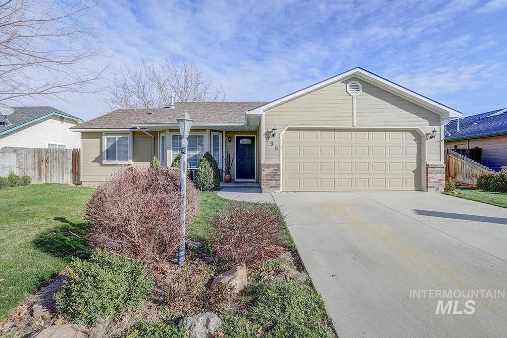 Photo of 998 E Chateau Dr, Meridian, ID 83646 (MLS # 98977693)