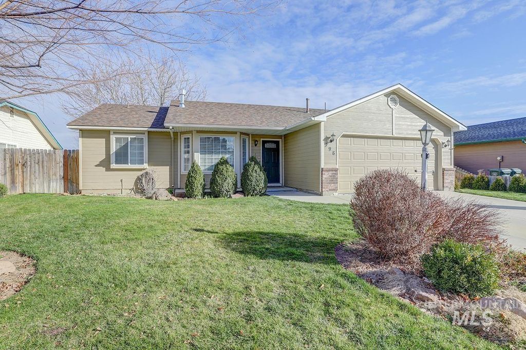 Photo of 998 E Chateau Dr, Meridian, ID 83646 (MLS # 98977693)