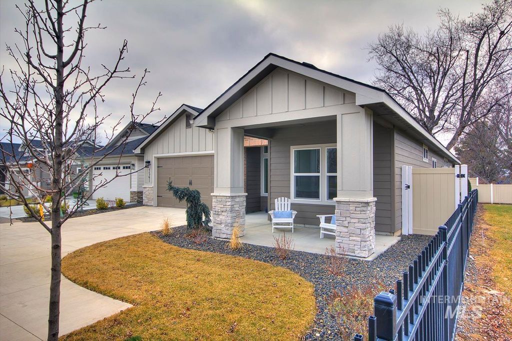 Photo of 1469 N Parkshire Way, Meridian, ID 83642 (MLS # 98972523)