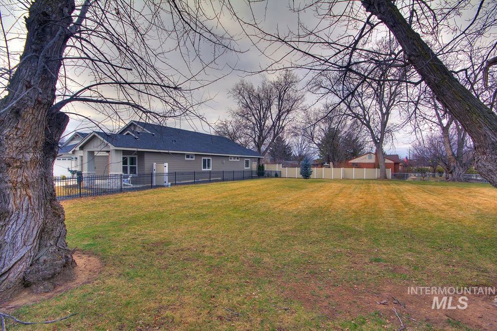 Photo of 1469 N Parkshire Way, Meridian, ID 83642 (MLS # 98972523)