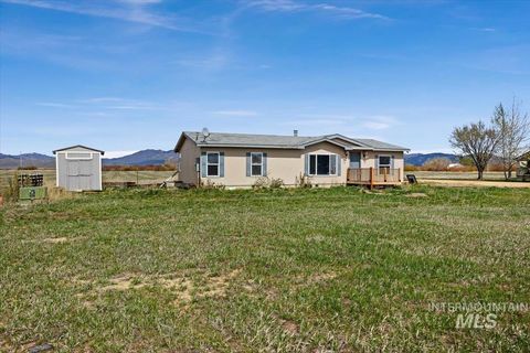Photo of 501 Timber Ave, Fairfield, ID 83327 (MLS # 98946797)