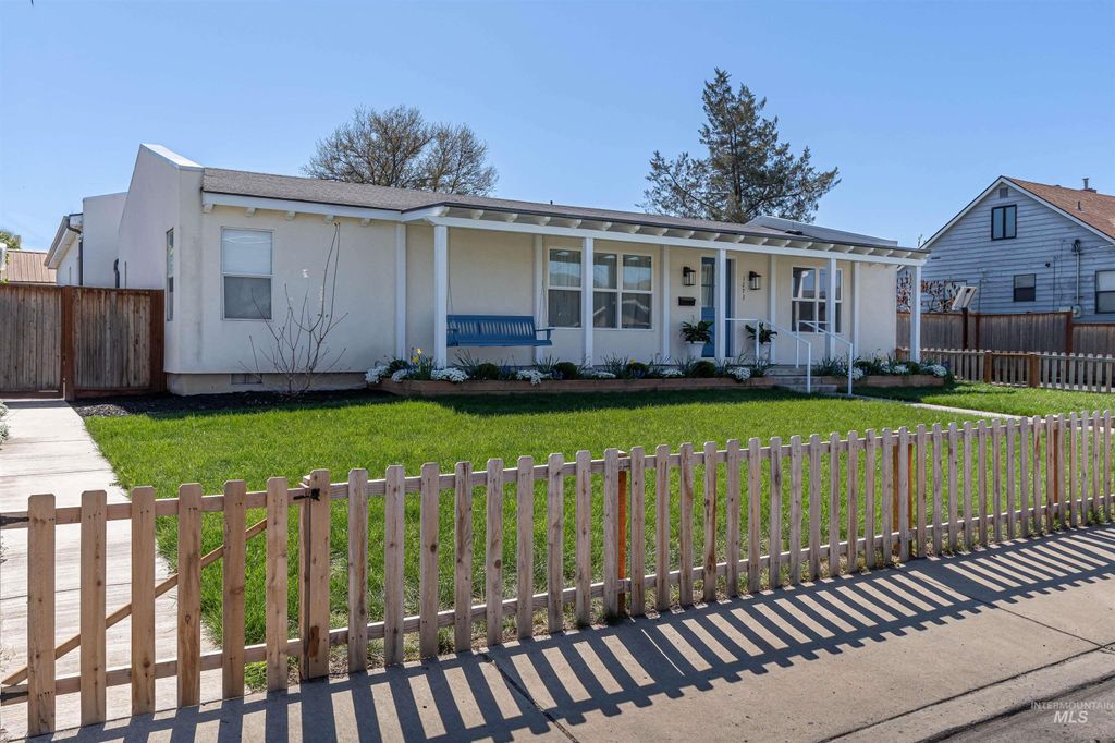 Photo of 1273 Libby St, Clarkston, WA 99403 (MLS # 98982010)