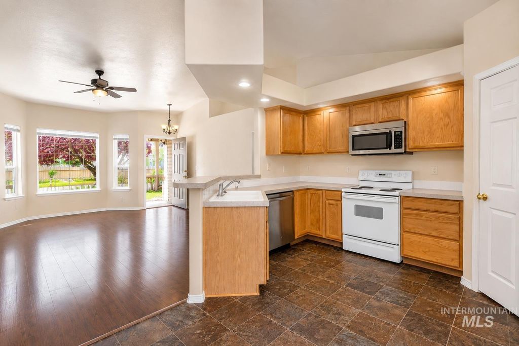 Photo of 90 S Bancroft Way, Nampa, ID 83651 (MLS # 98991074)