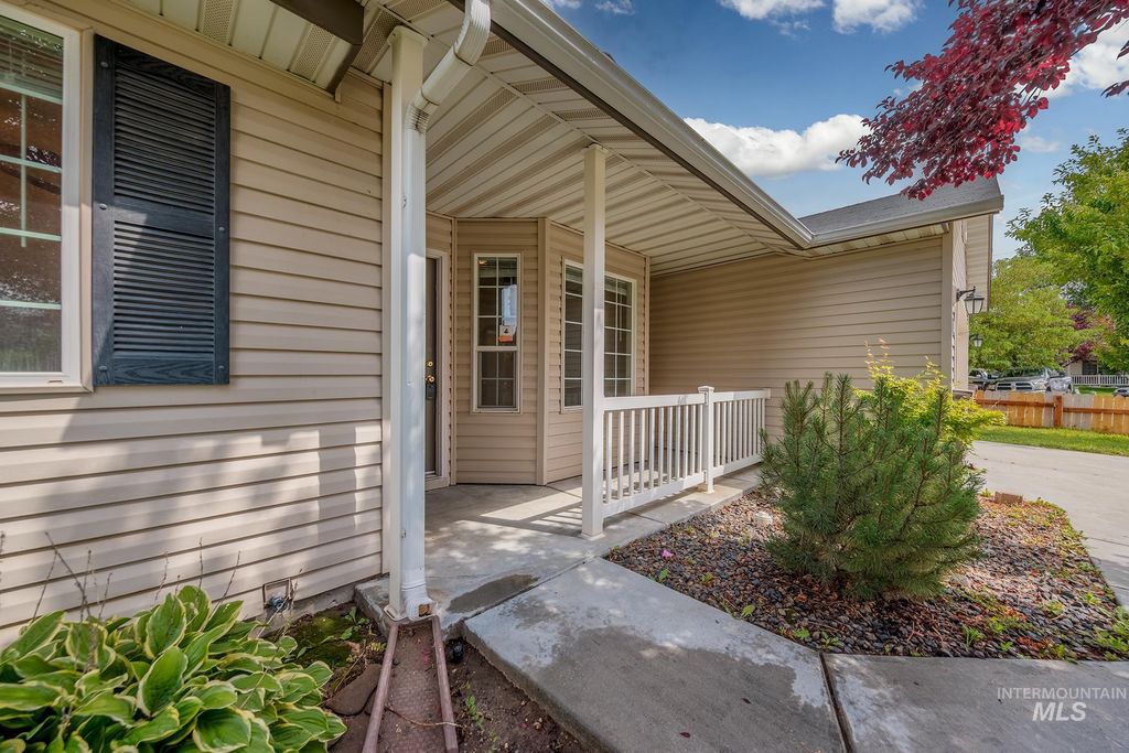 Photo of 90 S Bancroft Way, Nampa, ID 83651 (MLS # 98991074)