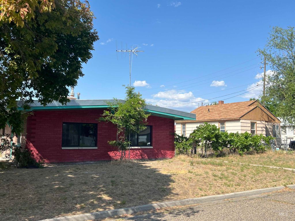 Photo of 510 NW 1st St, Ontario, OR 97914 (MLS # 98950358)