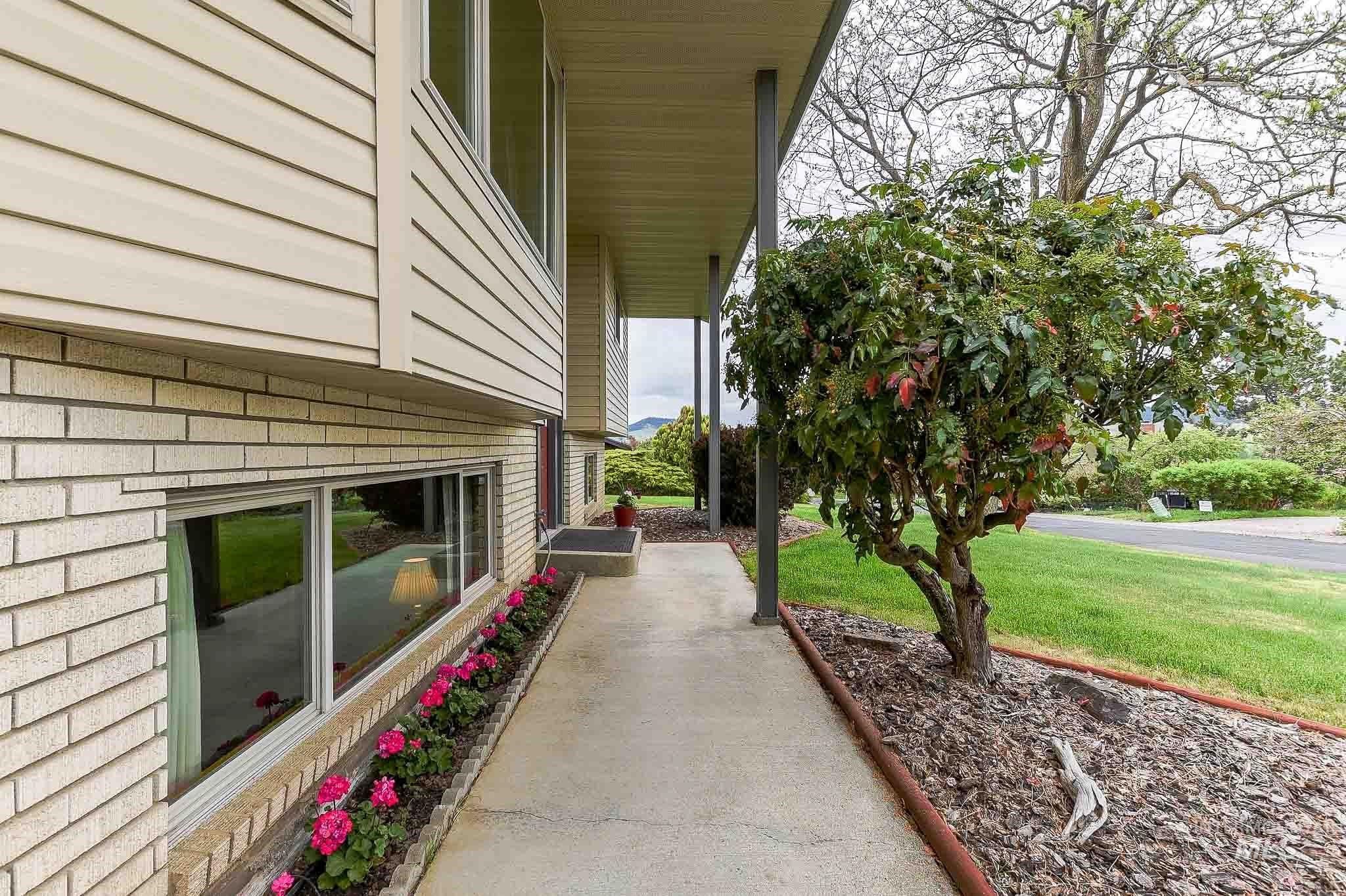 838 Indian Hills Dr.