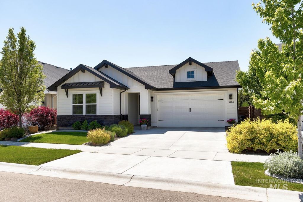 Photo of 6955 N Exeter Pl, Meridian, ID 83646 (MLS # 98977877)