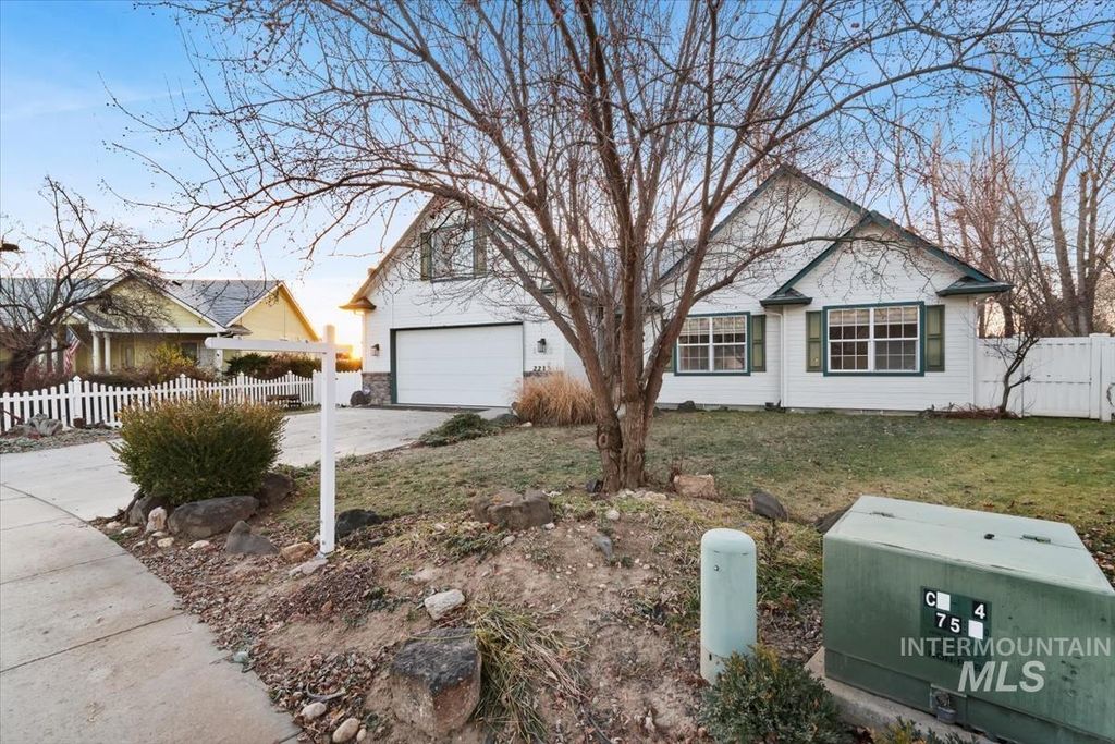 Photo of 2213 E Celia Ct, Eagle, ID 83616 (MLS # 98970778)