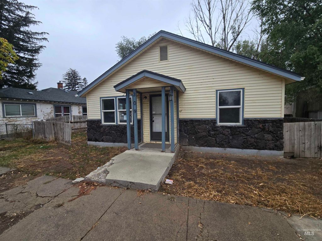 Photo of 309 Nebraska St, Gooding, ID 83330 (MLS # 98964744)