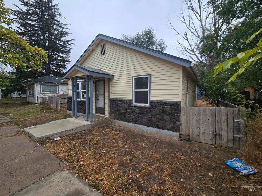 Photo of 309 Nebraska St, Gooding, ID 83330 (MLS # 98964744)