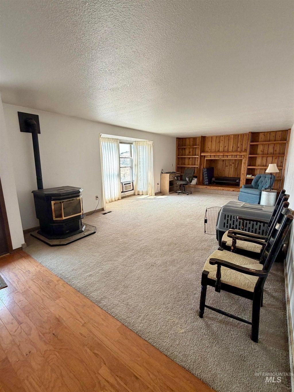 Photo of 844 Crest Dr, Jordan Valley, OR 97910 (MLS # 98995815)