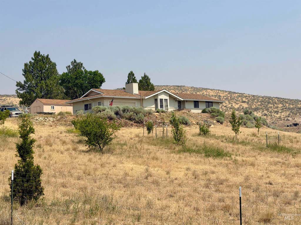 Photo of 844 Crest Dr, Jordan Valley, OR 97910 (MLS # 98995815)