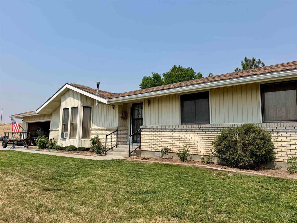 Photo of 844 Crest Dr, Jordan Valley, OR 97910 (MLS # 98995815)