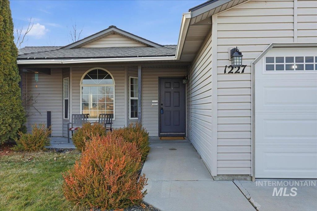 Photo of 1227 S Cassia Pl, Nampa, ID 83686 (MLS # 98972068)