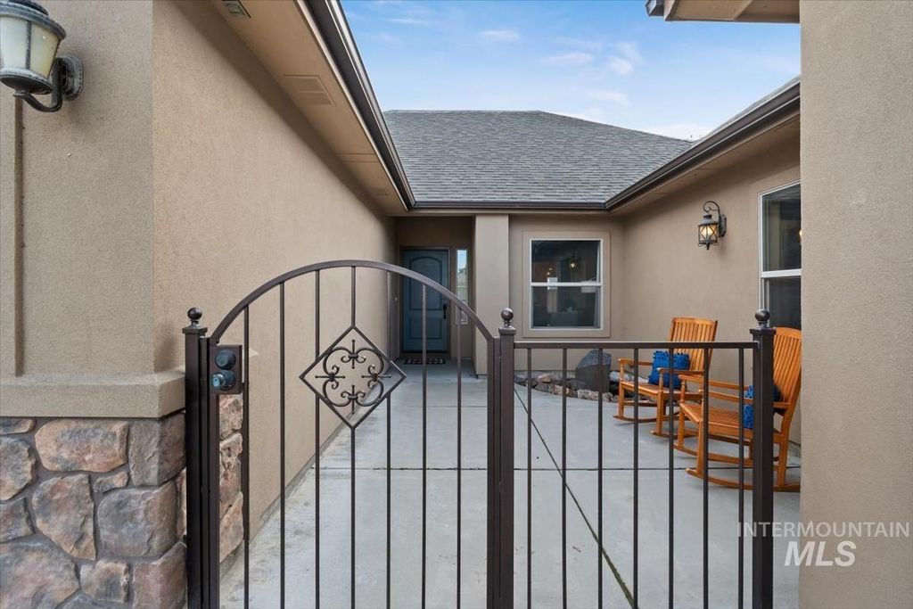 Photo of 10127 W Whitecrest St, Star, ID 83669 (MLS # 98976211)