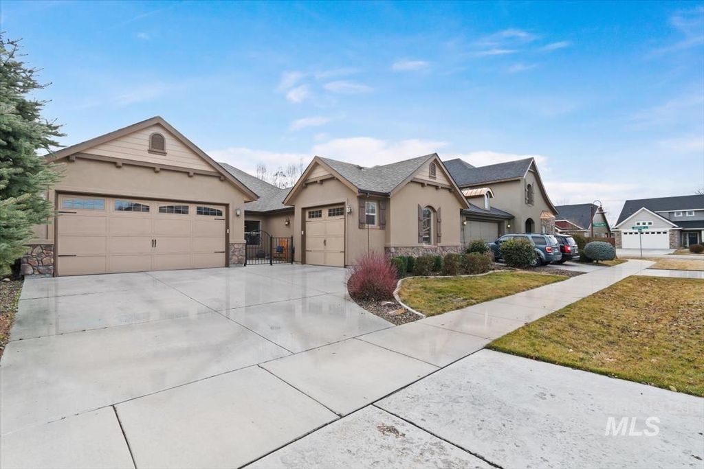 Photo of 10127 W Whitecrest St, Star, ID 83669 (MLS # 98976211)