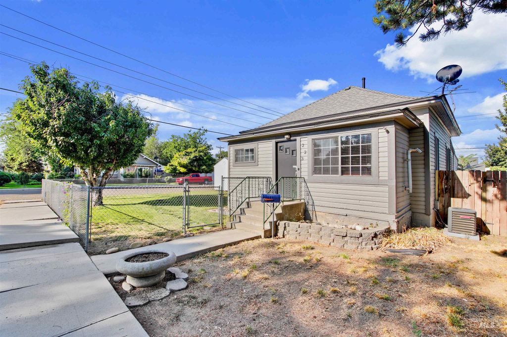 Photo of 223 S Elder St, Nampa, ID 83686 (MLS # 98971274)