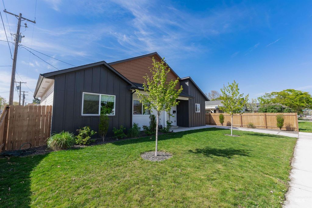 Photo of 507 E Washington Ave, Nampa, ID 83686 (MLS # 98982860)