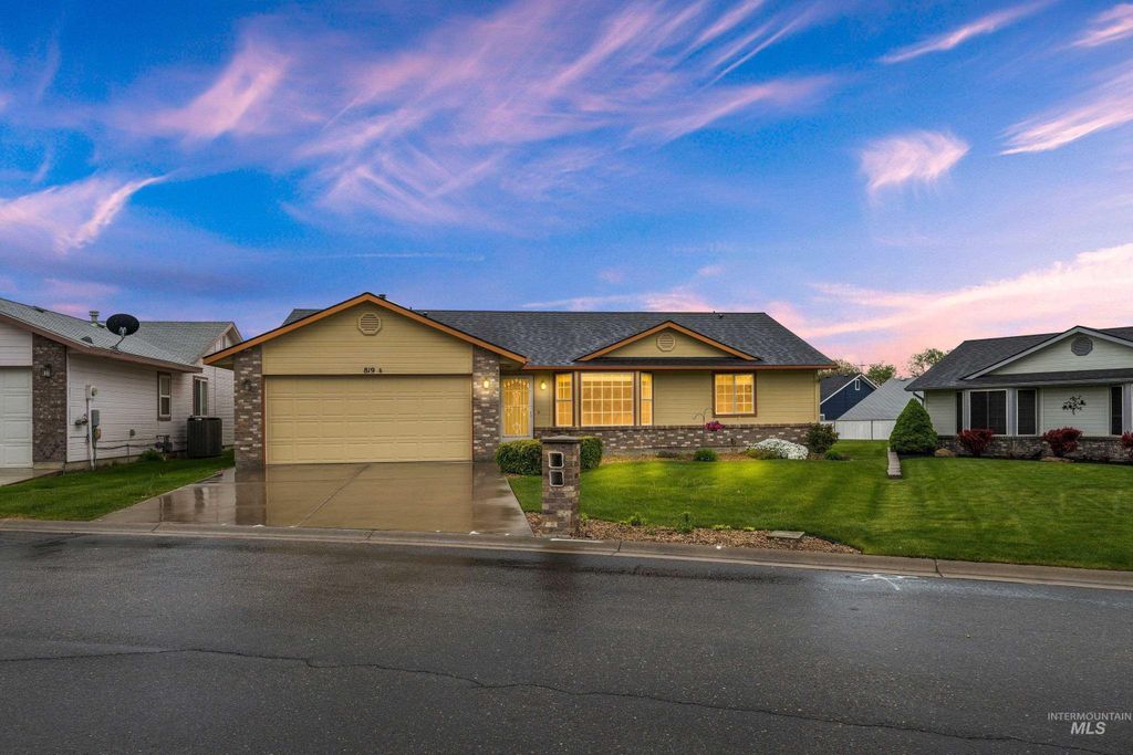 Photo of 819 N Bristol Street, Nampa, ID 83651 (MLS # 98983369)