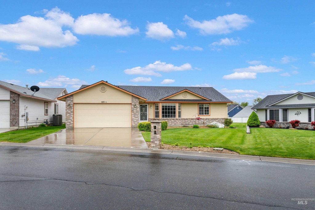 Photo of 819 N Bristol Street, Nampa, ID 83651 (MLS # 98983369)